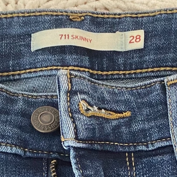 Levi’s 711 Mid-Rise Skinny Jeans - Picture 2 of 6